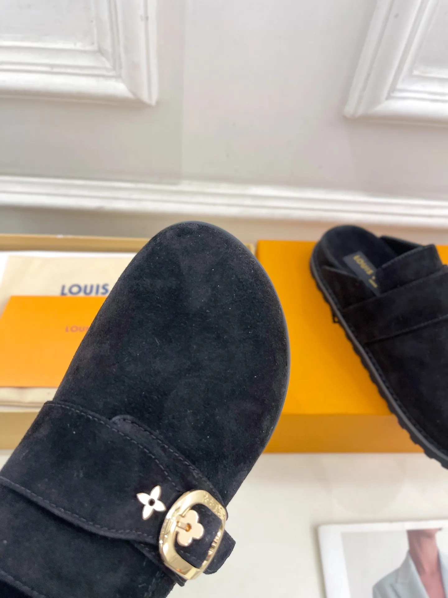 👟👟Ex-factory price 580👟👟 Men's model ➕10 LV | Louis Vuitton 25𝐬𝐬 🧡💚2025 Early spring new model Top version ⚠️ The counter features the latest LV COSY COMFORT metal buckle Bread Mule slippers hard goods new🆕 ❥BS purchasing level! Full of high-end feel! A popular model among bloggers at home and abroad, it’s retro and fashionable and looks amazing on your feet! Mainly recommended models on the official website★ ━━━━━ ЅᏇєєt ━━━━━ ▪️Upper: original specific cowhide/old leather ▪️lining: imported cowhide lining ▪️outsole: original molded outsole ▪️shoe size: women's size 35-39 (customized at 40.41) Men's size 40-44 (45.46 customized)